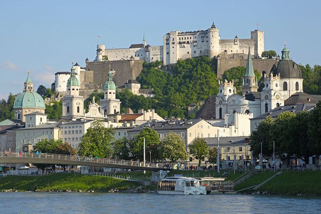 Panoramablick auf Salzburg mit der Festung Hohensalzburg auf einem Hügel, barocker Architektur und dem Fluss Salzach darunter